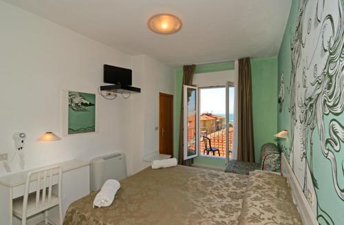 Regina 3*